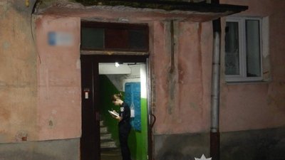 Під'їзд будинку, де стався напад