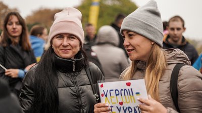 В центрі Одеси зібралися херсонці, аби відсвяткувати звільнення міста. ФОТО В центрі Одеси зібралися херсонці, аби відсвяткувати звільнення міста. ФОТО