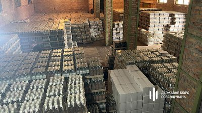 Експодатківцю з Полтави, який сприяв незаконній роботі горілчаного заводу, повідомили про підозру Експодатківцю з Полтави, який сприяв незаконній роботі горілчаного заводу, повідомили про підозру