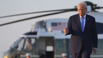 у США арештували чоловіка, який лазерною указкою світив на вертоліт Трампа