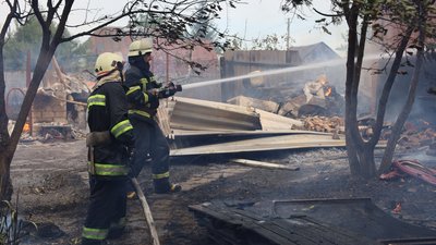 Окупанти другу добу поспіль обстрілюють село Безруки на Харківщині — ДСНС Окупанти другу добу поспіль обстрілюють село Безруки на Харківщині — ДСНС