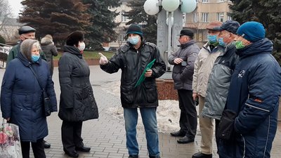 Іванофранківці протестували проти підвищення тарифів біля адмінбудинку Іванофранківці протестували проти підвищення тарифів біля адмінбудинку