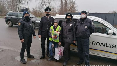 На Житомирщині поліція в день Святого Миколая приїхала до хлопчика, який мріє стати поліцейським На Житомирщині поліція в день Святого Миколая приїхала до хлопчика, який мріє стати поліцейським