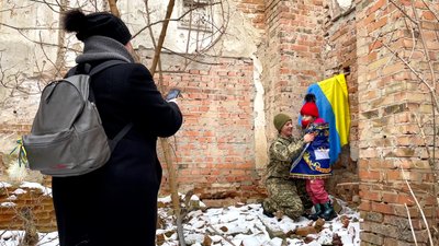 Ірпінь, Маріуполь та Чернігів: у Прилуках роблять постановочну фотосесію про життя українських міст під час бойових дій Ірпінь, Маріуполь та Чернігів: у Прилуках роблять постановочну фотосесію про життя українських міст під час бойових дій