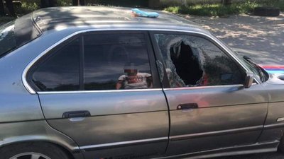 В Одесі чоловік прокатав поліцейського на капоті автівки В Одесі чоловік прокатав поліцейського на капоті автівки