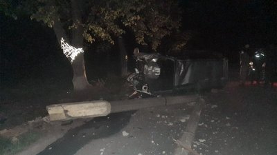 У Прилуках водій легковика в'їхав в стовп: чоловік помер у лікарні