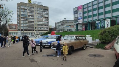 Діти з цікавістю розглядали старі "Волги" та "Побєду". Діти з цікавістю розглядали старі "Волги" та "Побєду".
