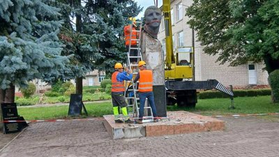 Демонтаж пам’ятника герою Радянського Союзу Василю Газіну у Ратному