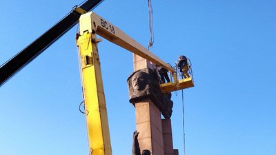 Декомунізація у Миколаєві: барельєф Леніна демонтують з пам'ятника Декомунізація у Миколаєві: барельєф Леніна демонтують з пам'ятника
