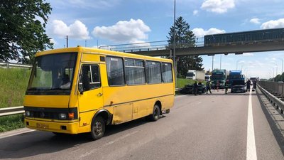 На трасі Київ – Чоп біля Рівного у ДТП втрапили два легковики та маршрутка