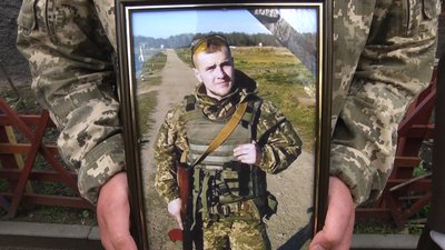 На Житомирщині попрощалися із 22-річним військовим, якого вбив ворожий снайпер На Житомирщині попрощалися із 22-річним військовим, якого вбив ворожий снайпер
