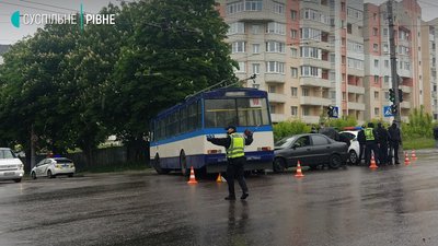 У Рівному легковик в’їхав у тролейбус У Рівному легковик в’їхав у тролейбус