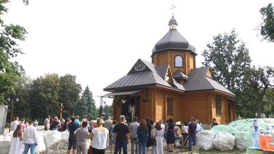 У Хмельницькому освятили новий дерев'яний храм
