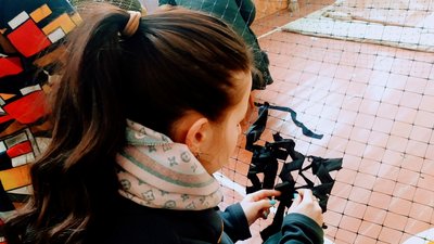 "Тут спокійніше". У громаді на Вінниччині плетуть маскувальні сітки