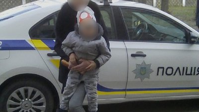 Чотирирічний хлопчик сам прийшов до магазину за 2 км від дому на Сумщині