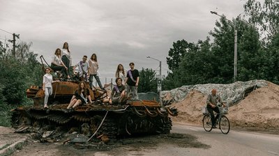 Фотограф з Івано-Франківська відзняв випускників на руїнах Чернігова. ФОТОРЕПОРТАЖ