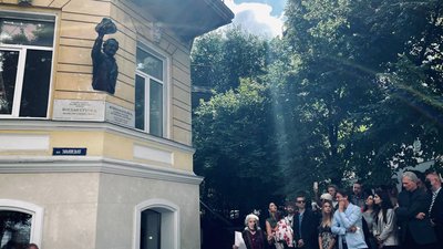До 80-річчя Богдана Ступки у Києві відкрили горельєф