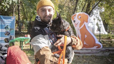 Артем прийшов на артпікнік разом зі французьким бульдогом Лакі Артем прийшов на артпікнік разом зі французьким бульдогом Лакі