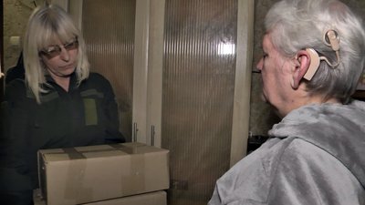 Незряча волонтерка в'яже рукавиці та робить сушку для військових Незряча волонтерка в'яже рукавиці та робить сушку для військових