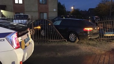 Водій, який в'їхав у паркан та припарковану автівку в Луцьку, був тверезим ВІДЕО