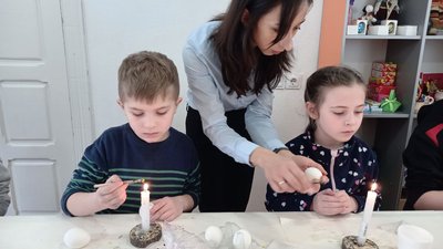 Для дітей-переселенців у Луцьку організували майстерклас з писанкарства Для дітей-переселенців у Луцьку організували майстерклас з писанкарства