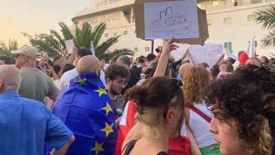 Мешканці Батумі влаштували протест проти прибуття круїзного лайнеру з РФ. Що відомо