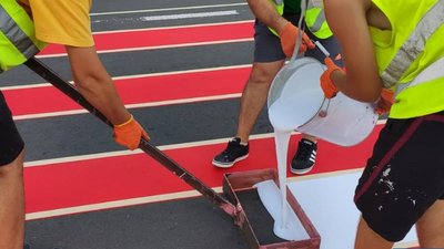На 26 кілометрах відновленої дороги на Світязь наносять нову розмітку