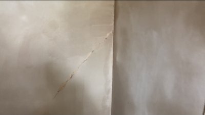 Стіни трьох квартир тріснули через будівництво в сусідньому дворі на площі Петефі в Ужгороді Стіни трьох квартир тріснули через будівництво в сусідньому дворі на площі Петефі в Ужгороді