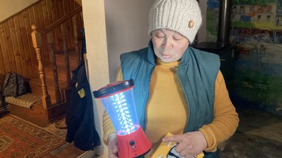 Віра Синенко понад рік жила без світла у селі Лещенки на Дергачівщині. 17 березня 2023 року. Фото: Дмитро Гребінник/Суспільне Харків Віра Синенко понад рік жила без світла у селі Лещенки на Дергачівщині. 17 березня 2023 року. Фото: Дмитро Гребінник/Суспільне Харків