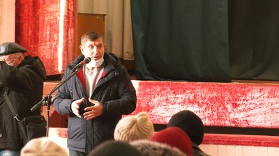 На Черкащині батьки не пустили дітей до школи і вийшли на протест На Черкащині батьки не пустили дітей до школи і вийшли на протест