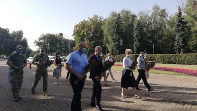 Покладання квітів до Меморіалу Солдатської слави Покладання квітів до Меморіалу Солдатської слави