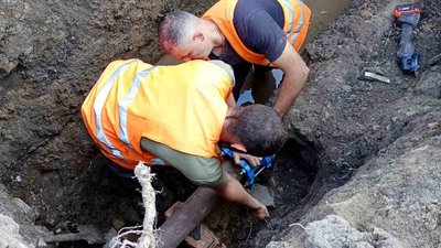 Комунальники усувають аварію у мережі водопостачання, Лозова