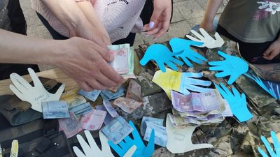 "Долоньки допомоги" для ЗСУ – діти Житомирщини долучилися до збору коштів для військових "Долоньки допомоги" для ЗСУ – діти Житомирщини долучилися до збору коштів для військових