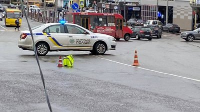 У середмісті Сум на дорогу впала електроопора. Фото У середмісті Сум на дорогу впала електроопора. Фото