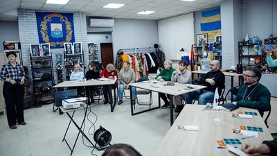 Учасники "Кола захисту" під час зустрічі обговорюють аспекти спілкування з військовими Учасники "Кола захисту" під час зустрічі обговорюють аспекти спілкування з військовими