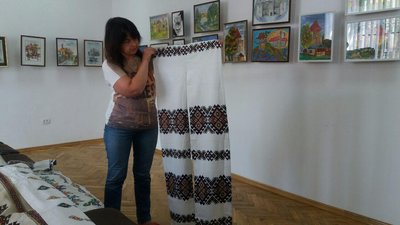 На Тернопільщині жінка передала до краєзнавчого музею пів сотні родинних вишивок На Тернопільщині жінка передала до краєзнавчого музею пів сотні родинних вишивок