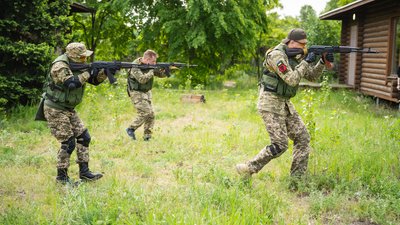 У Дніпрі бійці тероборони пройшли вишкіл: удосконалювали стрільбу та медичну підготовку