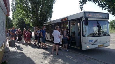 Щоб доїхати в Кропивницький, жителі селища Нового щоранку стоять у черзі Щоб доїхати в Кропивницький, жителі селища Нового щоранку стоять у черзі