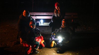 Люди під час відключення світла