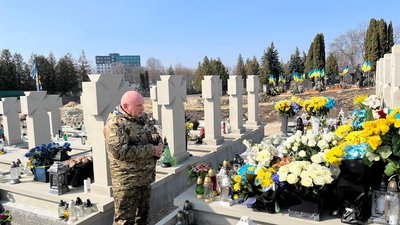 Олег прийшов на могилу Сергія Короля