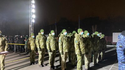 Військові зустрічають Президента України, фото: Суспільне Військові зустрічають Президента України, фото: Суспільне