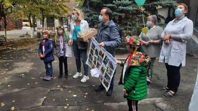 У Херсоні діти з колективу "Янголи добра" принесли подарунки ветеранам війни