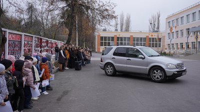 Колектив ліцею передав позашляховик бійцям