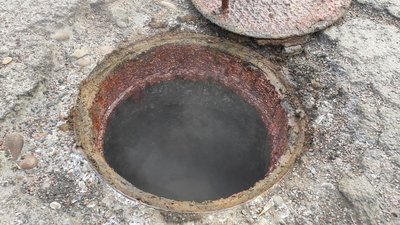 У луцькій каналізації виявили злив браги. Бактеріологи відібрали проби рідини У луцькій каналізації виявили злив браги. Бактеріологи відібрали проби рідини