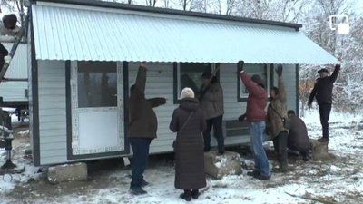 Два модульні будиночки для переселенців встановили у Коростенській громаді на Житомирщині