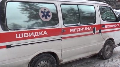 Лежав на вході: у Черкасах біля ТРЦ стало зле чоловікові