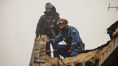Уламки безпілотника влучили у багатоповерхівку: наслідки російської атаки Києва Уламки безпілотника влучили у багатоповерхівку: наслідки російської атаки Києва