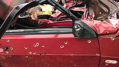На Херсонщині військові РФ розстріляли авто з цивільними та переїхали танком. Прокуратура розслідує справу