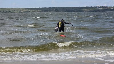 Сапер-водолаз у воді на березі річки, Миколаїв, травень 2025 року Сапер-водолаз у воді на березі річки, Миколаїв, травень 2025 року