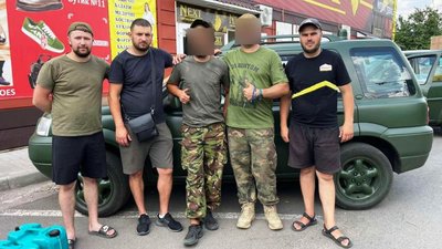 Жителі Ямницької громади на Прикарпатті придбали для ЗСУ три автомобілі Жителі Ямницької громади на Прикарпатті придбали для ЗСУ три автомобілі